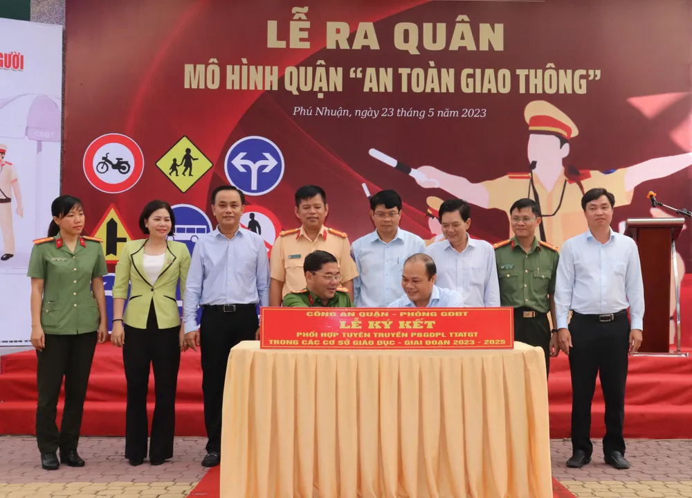 Đại diện Công an quận và Phòng Giáo dục và Đào tạo quận Phú Nhuận ký kết chương trình phối hợp Đại diện Công an quận và Phòng Giáo dục và Đào tạo quận Phú Nhuận ký kết chương trình phối hợp