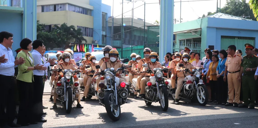 Cảnh sát giao thông quận Phú Nhuận ra quân thực hiện nhiệm vụ sau lễ phát động Cảnh sát giao thông quận Phú Nhuận ra quân thực hiện nhiệm vụ sau lễ phát động