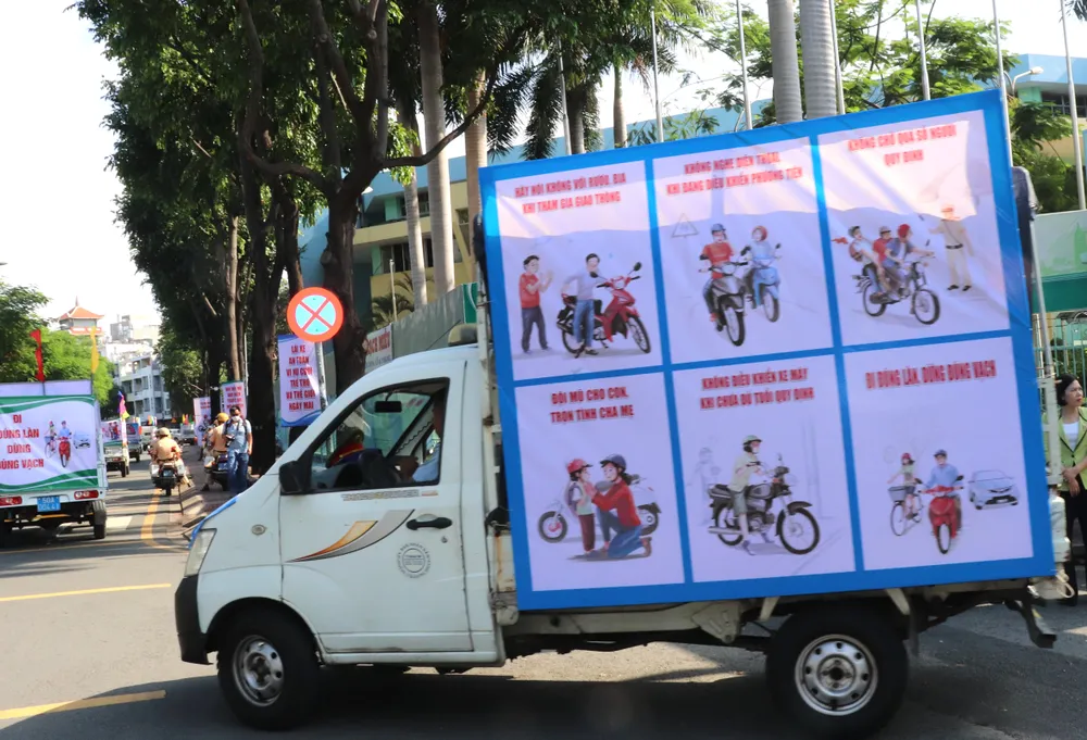 Các khẩu hiệu tuyên truyền ATGT được trang trí trên các xe tuyên truyền Các khẩu hiệu tuyên truyền ATGT được trang trí trên các xe tuyên truyền