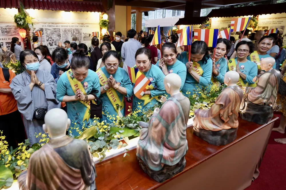 Phật tử tham quan triển lãm. Ảnh: HOÀNG HÙNG Phật tử tham quan triển lãm. Ảnh: HOÀNG HÙNG