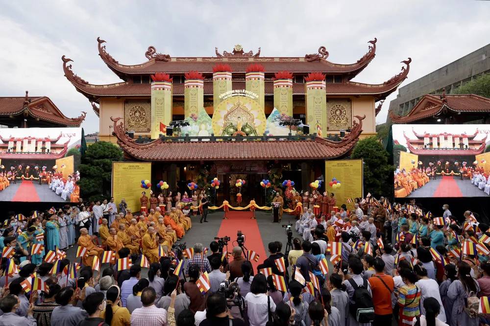 Quang cảnh khai mạc triển lãm tại Việt Nam Quốc Tự ngày 26-5. Ảnh: HOÀNG HÙNG Quang cảnh khai mạc triển lãm tại Việt Nam Quốc Tự ngày 26-5. Ảnh: HOÀNG HÙNG