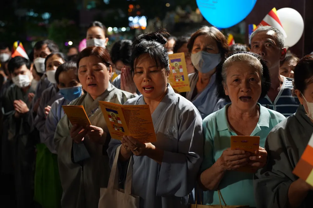 Phật tử tham gia lễ tụng niệm cúng dường. Ảnh: HOÀNG HÙNG Phật tử tham gia lễ tụng niệm cúng dường. Ảnh: HOÀNG HÙNG