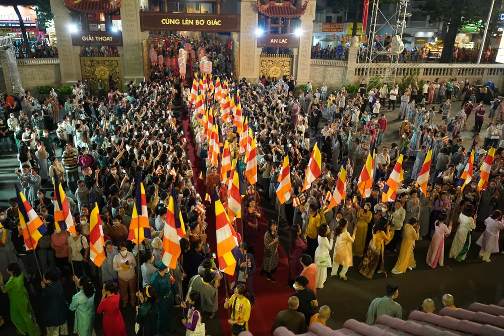 Lễ rước kiệu hoa cung thỉnh Đức Phật đản sinh được đông đảo tăng ni, phật tử, người dân TPHCM tham gia. Ảnh: HOÀNG HÙNG Lễ rước kiệu hoa cung thỉnh Đức Phật đản sinh được đông đảo tăng ni, phật tử, người dân TPHCM tham gia. Ảnh: HOÀNG HÙNG