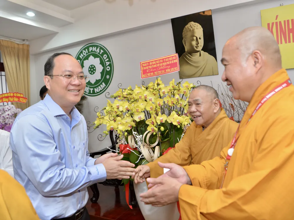 Phó Bí thư Thành ủy TPHCM Nguyễn Hồ Hải chúc mừng Đại lễ Phật đản chư tôn đức Văn phòng 2 Trung ương Giáo hội Phật giáo Việt Nam tại TPHCM. Ảnh: CAO THĂNG Phó Bí thư Thành ủy TPHCM Nguyễn Hồ Hải chúc mừng Đại lễ Phật đản chư tôn đức Văn phòng 2 Trung ương Giáo hội Phật giáo Việt Nam tại TPHCM. Ảnh: CAO THĂNG