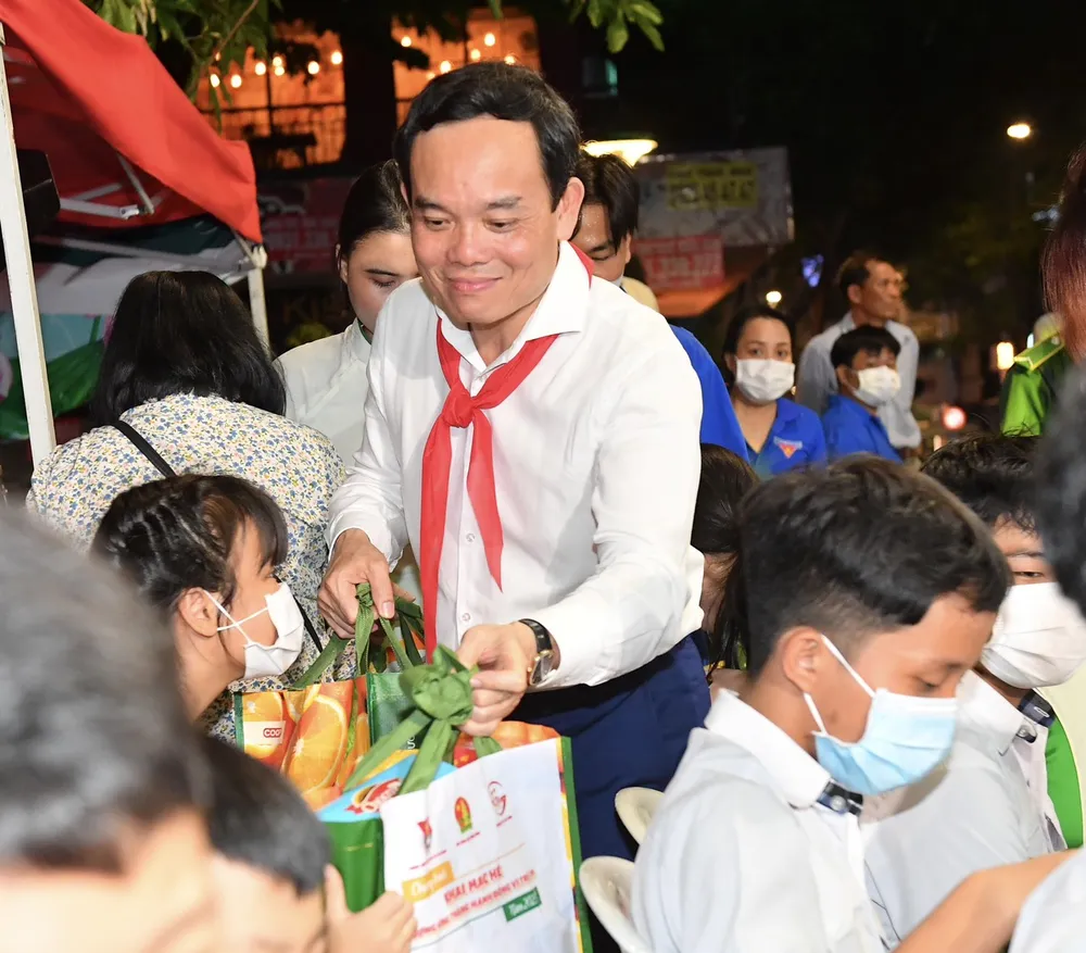 Phó Thủ tướng Trần Lưu Quang tặng quà cho thiếu nhi tại chương trình. Ảnh: VIỆT DŨNG