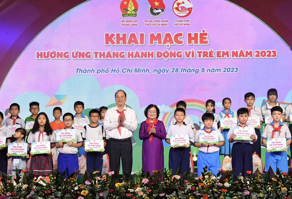 Đồng chí Trương Mỹ Hoa và đồng chí Nguyễn Hồ Hải trao học bổng cho thiếu nhi. Ảnh: VIỆT DŨNG