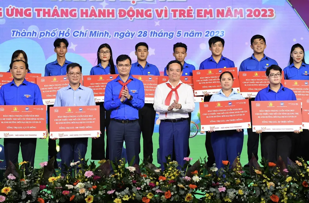 Phó Thủ tướng Trần Lưu Quang trao bảng tượng trưng bảo trợ cho các đơn vị có thiếu nhi mồ côi do Covid-19. Ảnh: VIỆT DŨNG