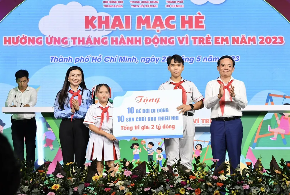 Đồng chí Trần Lưu Quang trao tặng cho thiếu nhi 10 bể bơi di động và 10 sân chơi thiếu nhi trong dịp hè 2023. Ảnh: VIỆT DŨNG