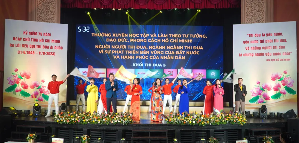 Khối thi đua 5 với phần thi của mình tại vòng chung kết Khối thi đua 5 với phần thi của mình tại vòng chung kết