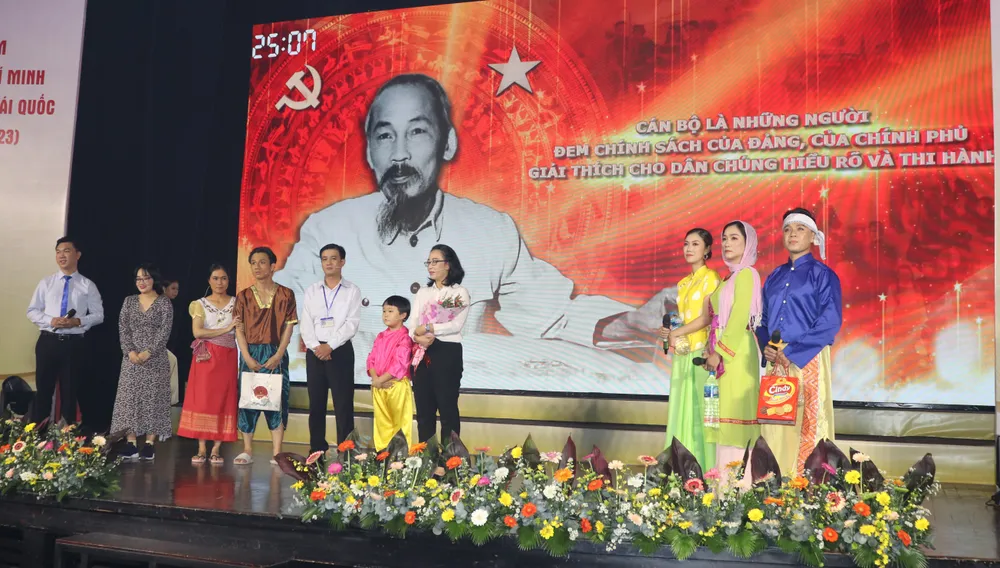 Các đội thi thể hiện phần diễn xuất tiểu phẩm Các đội thi thể hiện phần diễn xuất tiểu phẩm