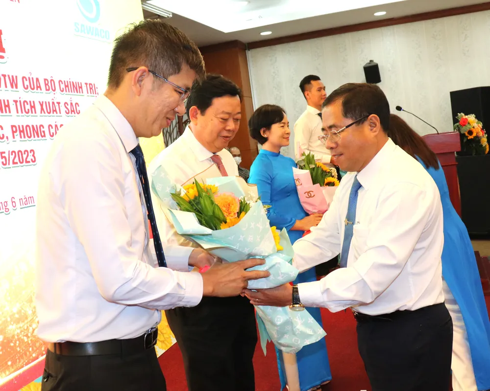 Bí thư Đảng ủy, Chủ tịch Hội đồng thành viên SAWACO Dương Hồng Nhân biểu dương các tập thể, cá nhân