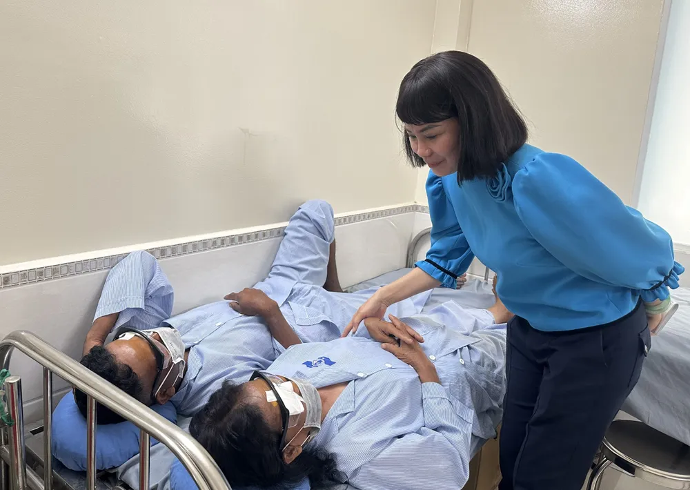 Đại diện nhà tài trợ thăm hỏi bệnh nhân thứ 700.000 sau khi được phẫu thuật mắt