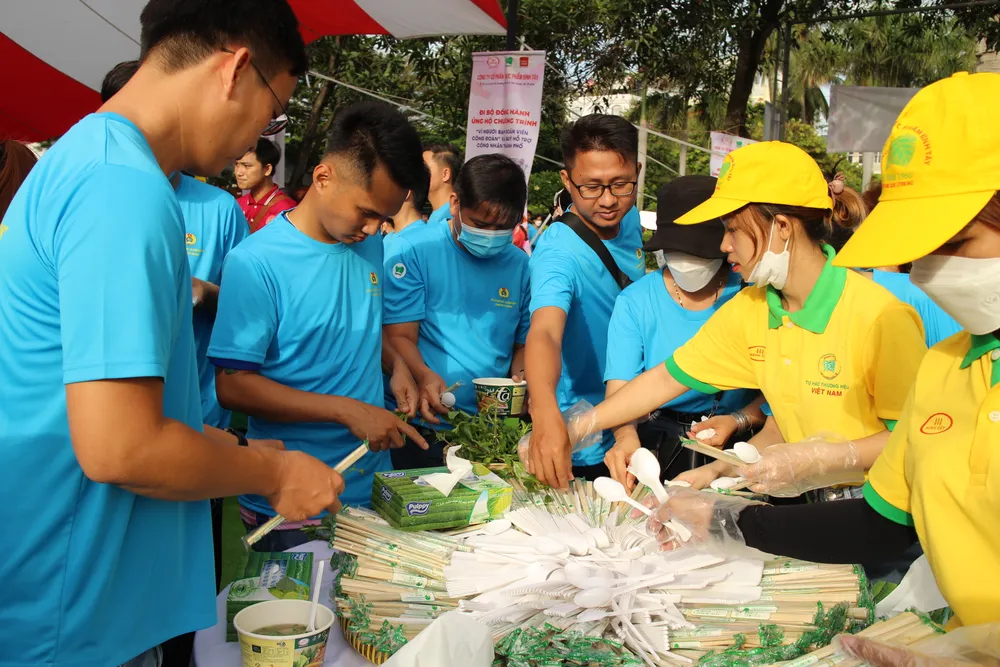 Người lao động tham gia chương trình đi bộ đồng hành thưởng thức món phở do ban tổ chức chuẩn bị