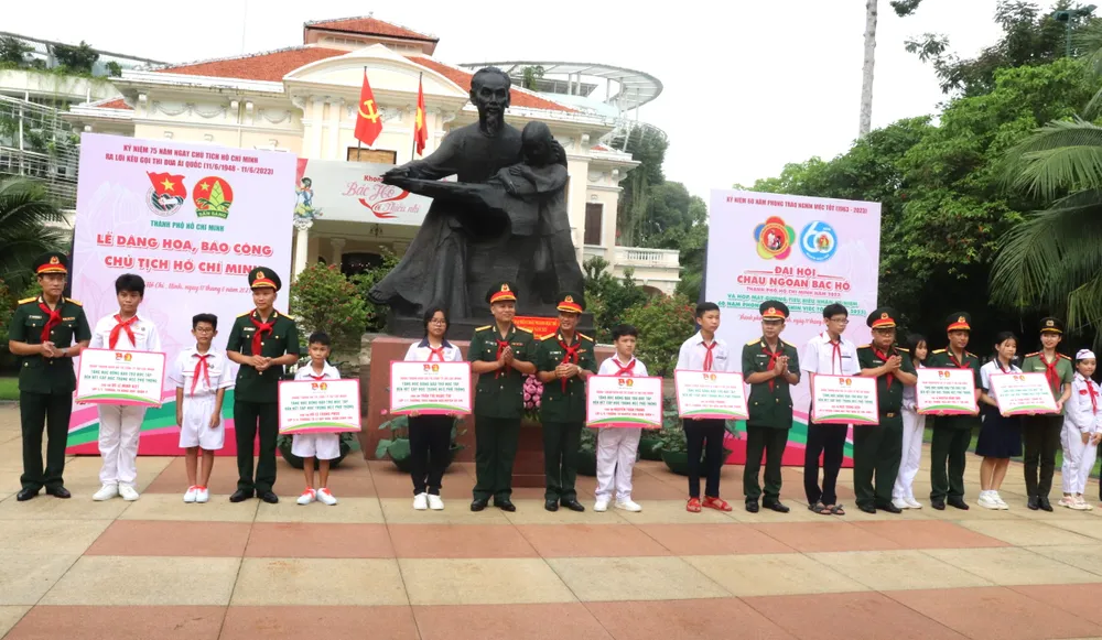 Trao bảo trợ học tập đến các em thiếu nhi khó khăn Trao bảo trợ học tập đến các em thiếu nhi khó khăn