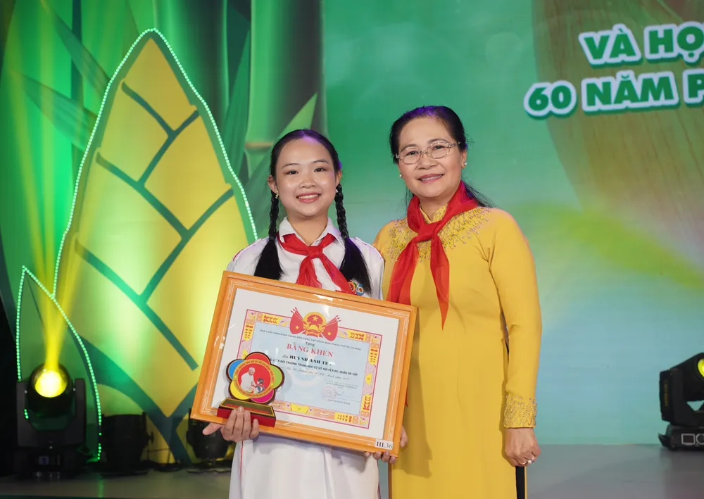 Phó Bí thư Thành ủy, Chủ tịch HĐND TPHCM Nguyễn Thị Lệ trao bằng khen biểu dương Cháu ngoan Bác Hồ. Ảnh: HOÀNG HÙNG Phó Bí thư Thành ủy, Chủ tịch HĐND TPHCM Nguyễn Thị Lệ trao bằng khen biểu dương Cháu ngoan Bác Hồ. Ảnh: HOÀNG HÙNG