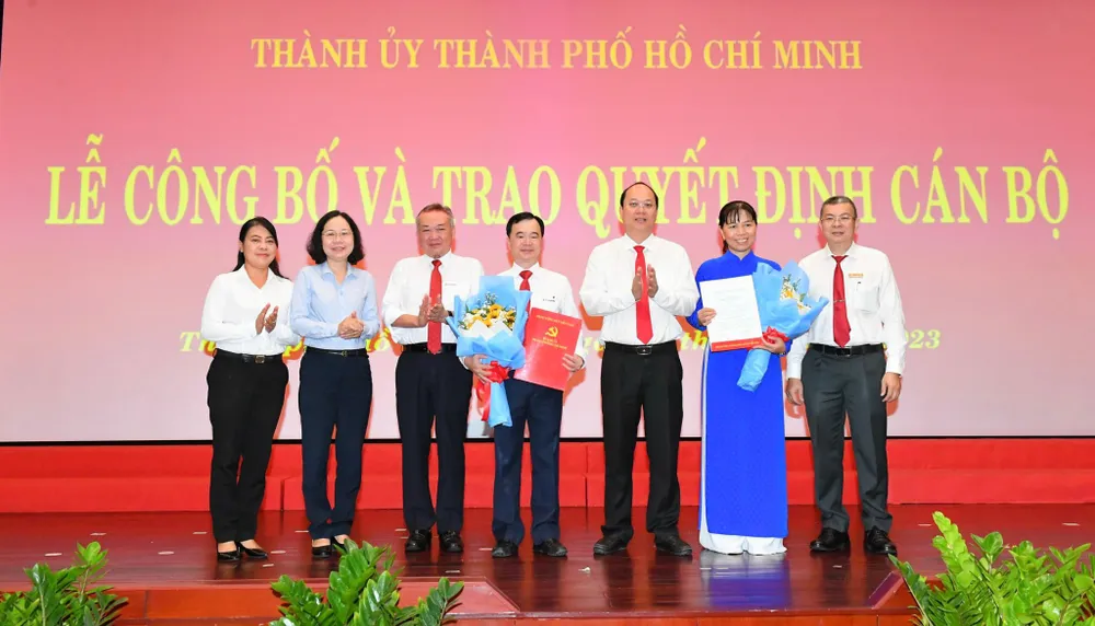 Đồng chí Nguyễn Hồ Hải và lãnh đạo Tổng Công ty Điện lực TPHCM chúc mừng đồng chí Trần Vũ Quang và Lê Thị Luyến. Ảnh: VIỆT DŨNG Đồng chí Nguyễn Hồ Hải và lãnh đạo Tổng Công ty Điện lực TPHCM chúc mừng đồng chí Trần Vũ Quang và Lê Thị Luyến. Ảnh: VIỆT DŨNG