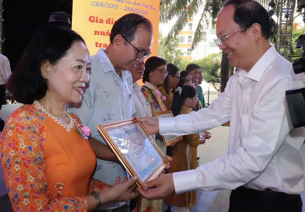 Phó Bí thư Thành ủy TPHCM Nguyễn Hồ Hải biểu dương gia đình tiêu biểu