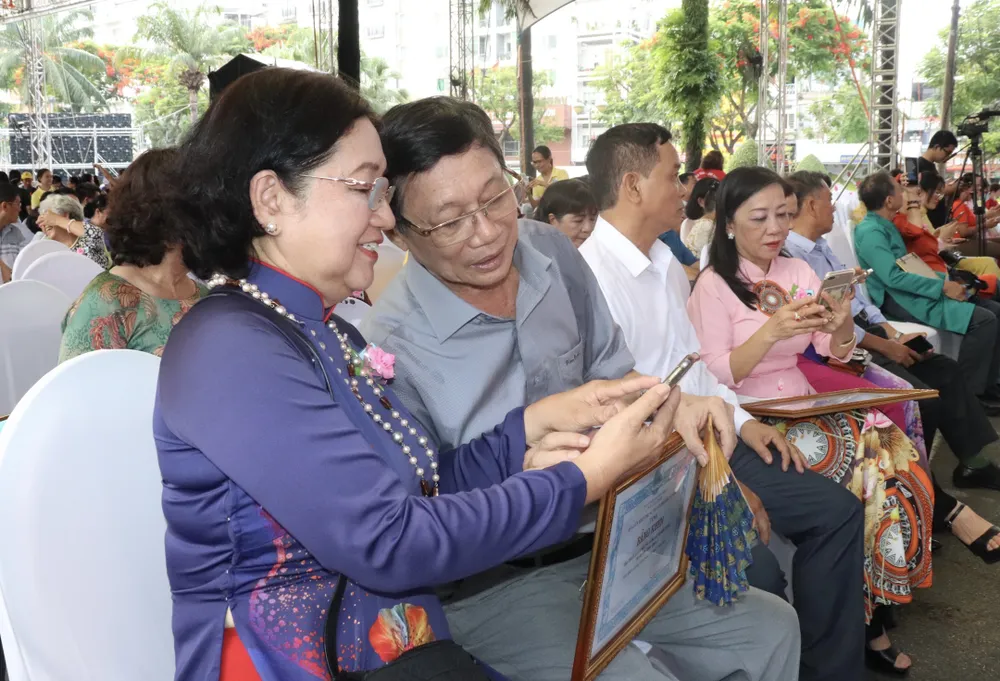 Các gia đình tham gia nhắn tin ủng hộ chăm lo trẻ khuyết tật