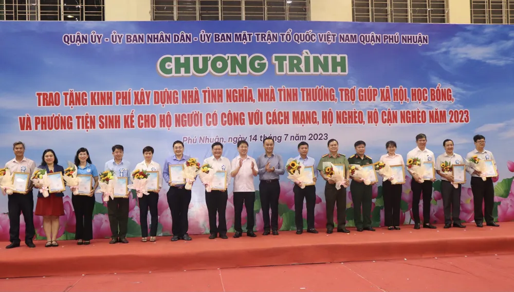 Bí thư Quận ủy quận Phú Nhuận Phạm Hồng Sơn trao thư cảm ơn và hoa đến các nhà tại trợ Bí thư Quận ủy quận Phú Nhuận Phạm Hồng Sơn trao thư cảm ơn và hoa đến các nhà tại trợ