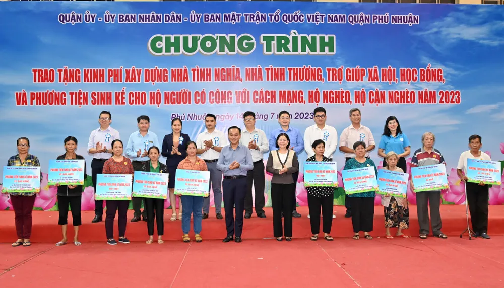 Trao phương tiện sinh kế đến người dân khó khăn. Ảnh: QUỐC THANH Trao phương tiện sinh kế đến người dân khó khăn. Ảnh: QUỐC THANH