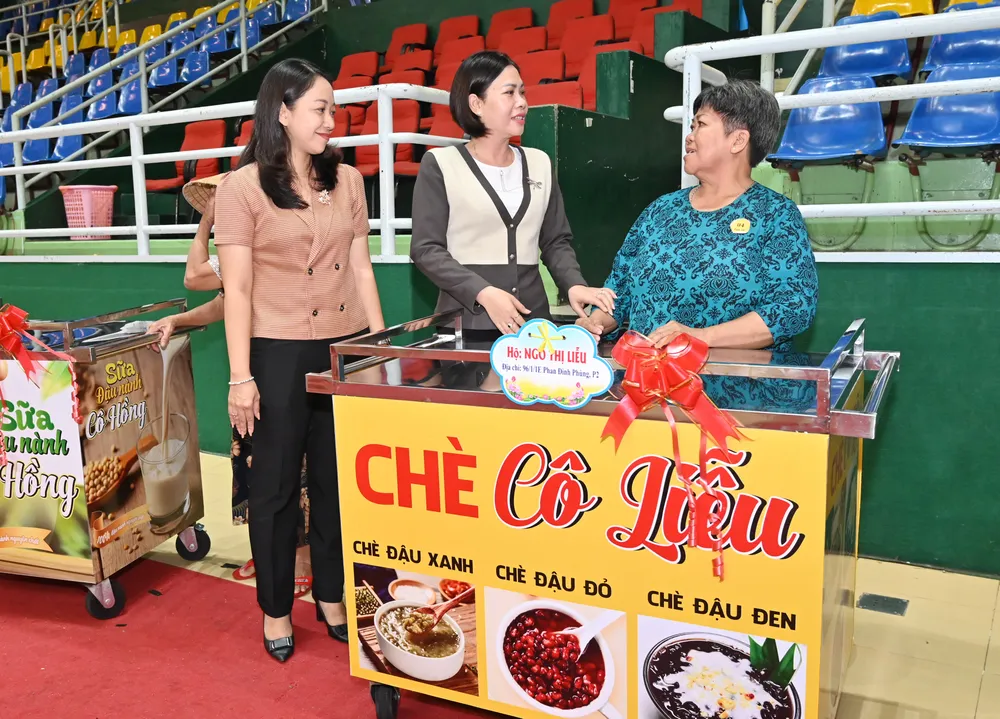 Phó Chủ tịch UBND quận Phú Nhuận Nguyễn Thị Kiều Nhi trao phương tiện sinh kế đến người dân khó khăn. Ảnh: QUỐC THANH Phó Chủ tịch UBND quận Phú Nhuận Nguyễn Thị Kiều Nhi trao phương tiện sinh kế đến người dân khó khăn. Ảnh: QUỐC THANH