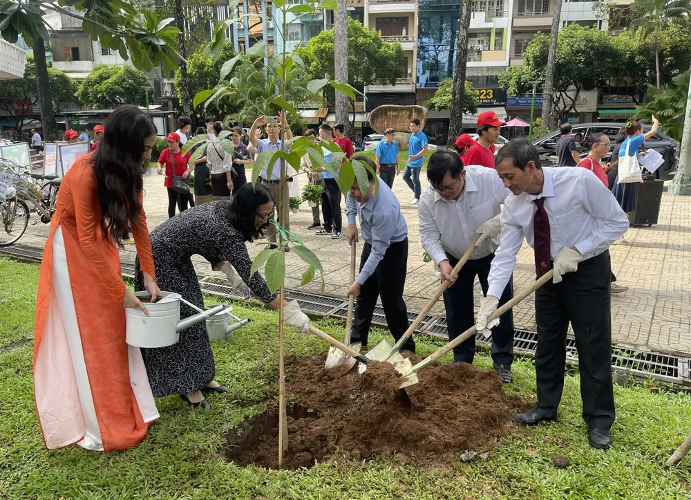Các đại biểu trồng cây trong ngày phát động Các đại biểu trồng cây trong ngày phát động