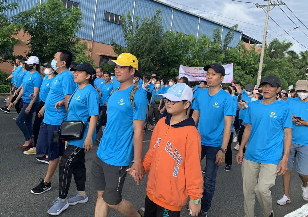 Cán bộ công đoàn, công nhân tham gia đi bộ tại KCX Tân Thuận gây quỹ chăm lo công nhân khó khăn Cán bộ công đoàn, công nhân tham gia đi bộ tại KCX Tân Thuận gây quỹ chăm lo công nhân khó khăn