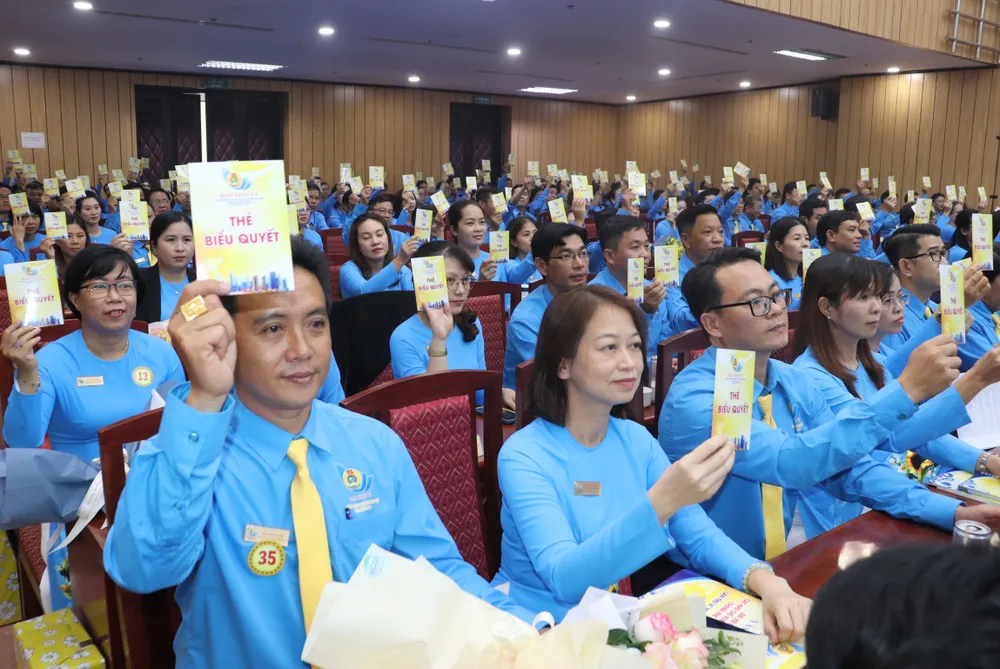 Các đại biểu biểu quyết các chỉ tiêu quan trọng tại đại hội Các đại biểu biểu quyết các chỉ tiêu quan trọng tại đại hội