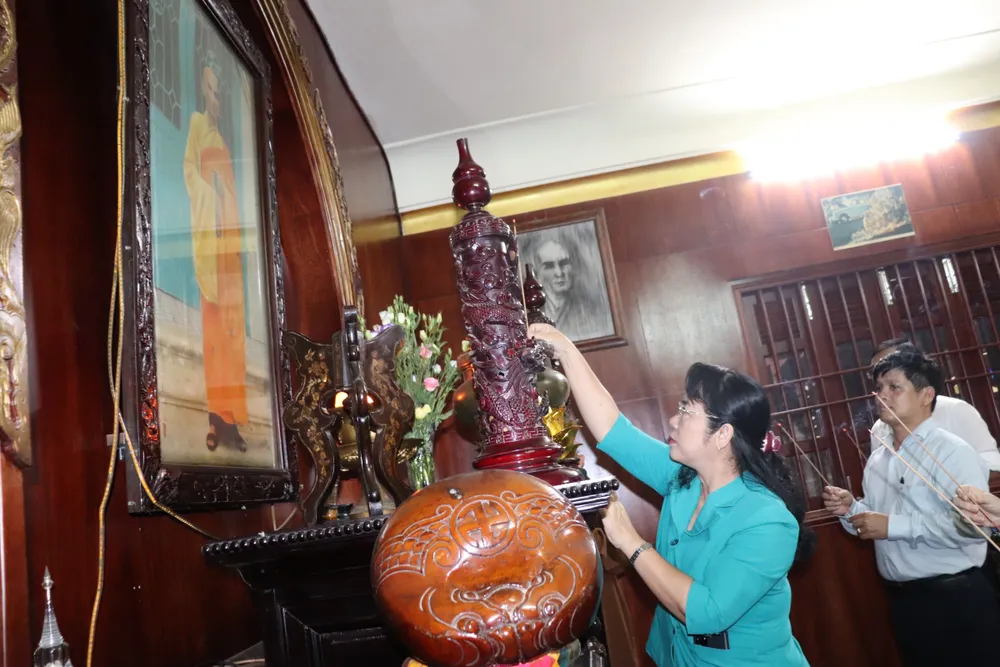 Chủ tịch Ủy ban MTTQ Việt Nam TPHCM Trần Kim Yến thắp hương tưởng nhớ cố Hòa thượng Thích Quảng Đức tại Tổ đình Quán Thế Âm