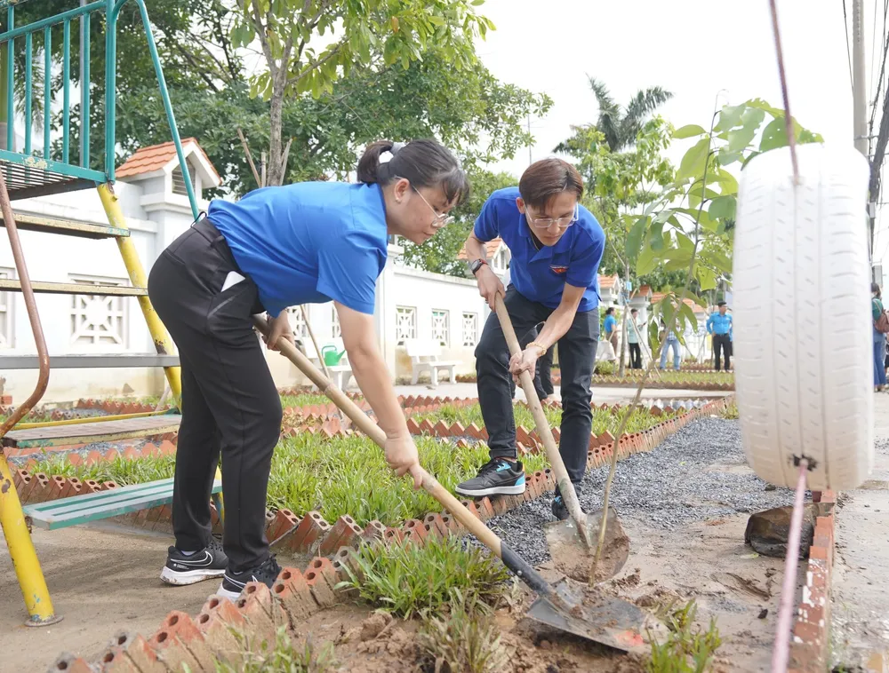 Đoàn viên thanh niên và công đoàn viên tham gia trồng cây tại huyện Nhà Bè