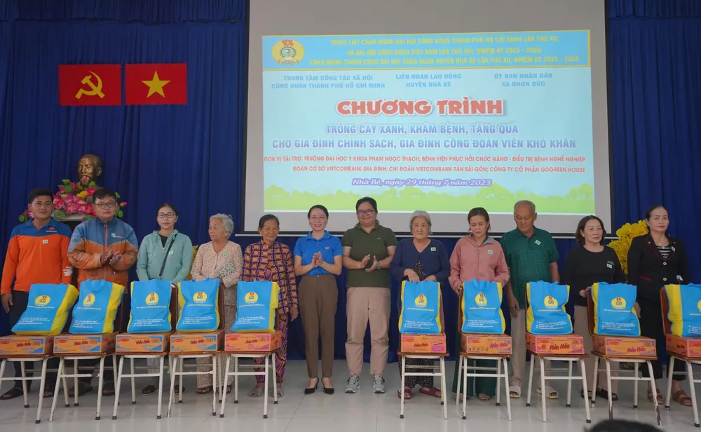 Trao quà cho gia đình chính sách và công nhân khó khăn