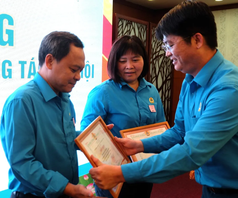 Trao Bằng khen biểu dương tập thể có thành tích tuyên truyền Đại hội Công đoàn Viên chức lần thứ IV, nhiệm kỳ 2023-2028