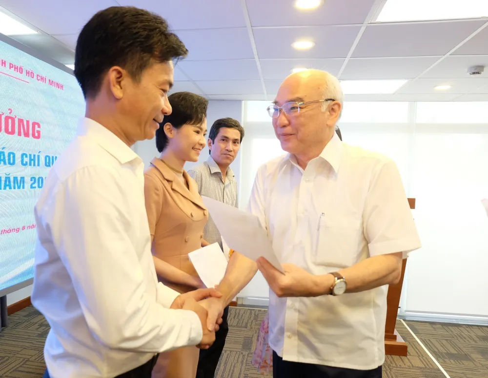 Trưởng Ban Tuyên giáo Thành ủy TPHCM Phan Nguyễn Như Khuê chúc mừng đại diện nhóm tác giả Báo SGGP đoạt giải Báo chí Quốc gia Trưởng Ban Tuyên giáo Thành ủy TPHCM Phan Nguyễn Như Khuê chúc mừng đại diện nhóm tác giả Báo SGGP đoạt giải Báo chí Quốc gia