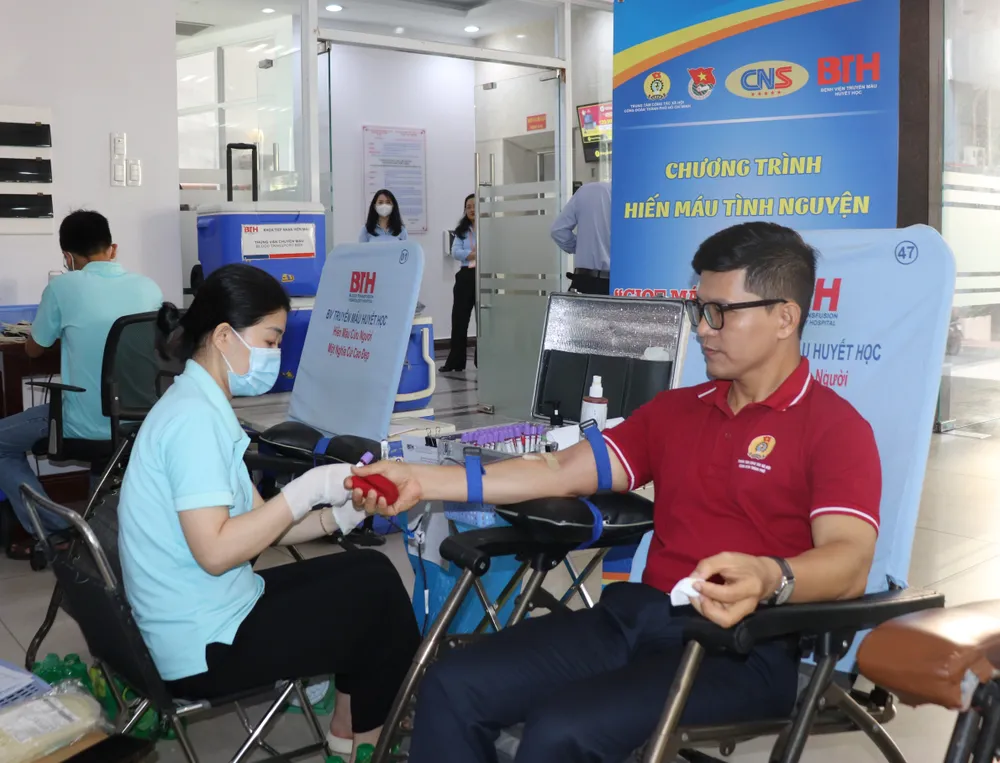 Đoàn viên, người lao động tham gia hiến máu tại chương trình