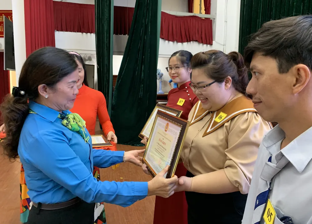 Chủ tịch LĐLĐ quận 5 Lê Thị Bích Hạnh tuyên dương gương lao động giỏi, lao động sáng tạo