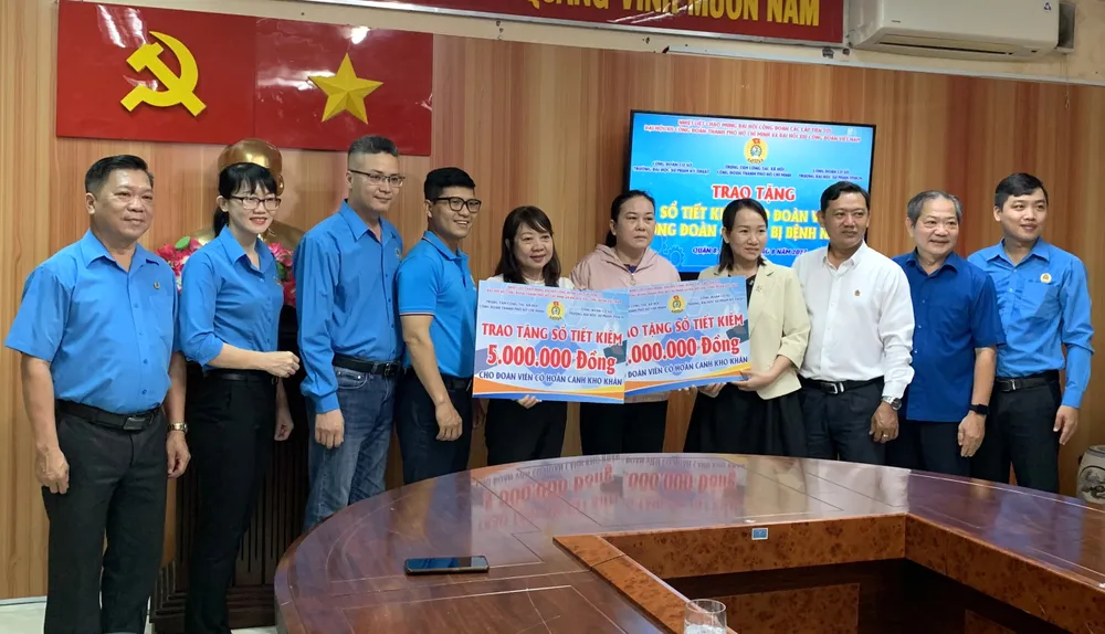 Tổ chức công đoàn trao sổ tiết kiệm đến 2 công đoàn viên mắc bệnh nan y Tổ chức công đoàn trao sổ tiết kiệm đến 2 công đoàn viên mắc bệnh nan y