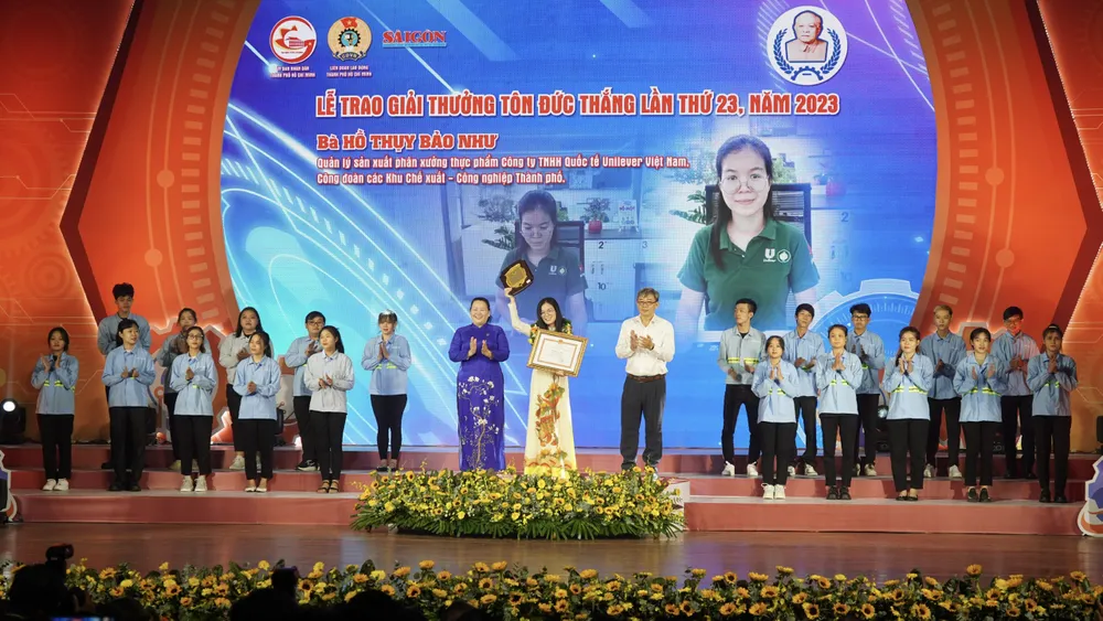 Trao Giải thưởng Tôn Đức Thắng cho bà Hồ Thụy Bảo Như, Công ty TNHH Quốc tế Uniliver Việt Nam. Ảnh HOÀNG HÙNG Trao Giải thưởng Tôn Đức Thắng cho bà Hồ Thụy Bảo Như, Công ty TNHH Quốc tế Uniliver Việt Nam. Ảnh HOÀNG HÙNG