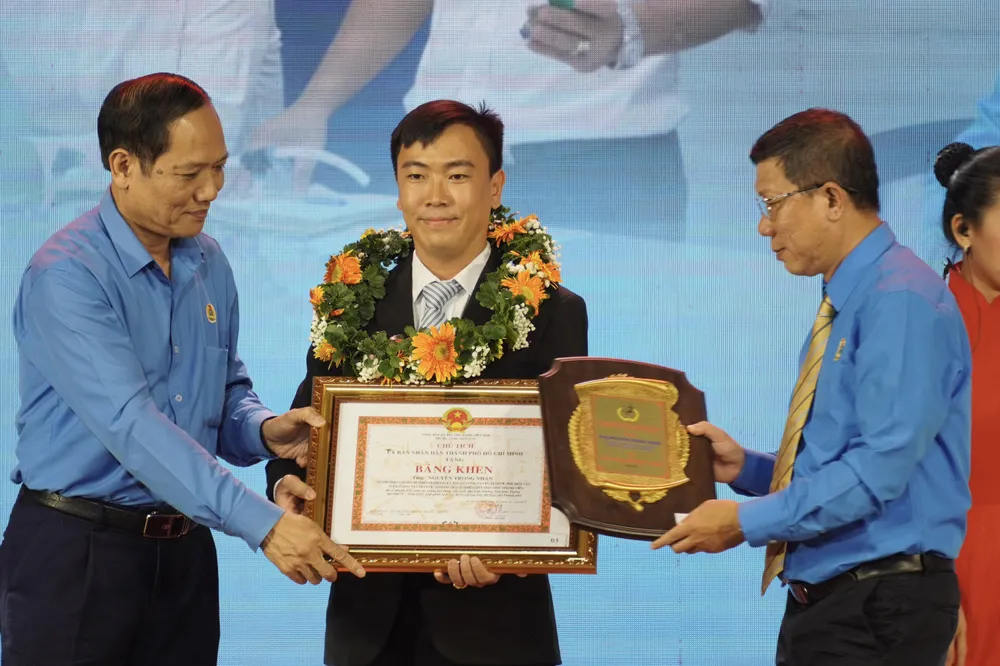 Vinh danh ông Nguyễn Trọng Nhân, Công ty CP Cấp nước Phú Hòa Tân. Ảnh HOÀNG HÙNG Vinh danh ông Nguyễn Trọng Nhân, Công ty CP Cấp nước Phú Hòa Tân. Ảnh HOÀNG HÙNG