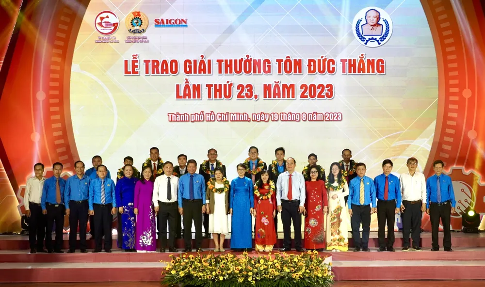 Lãnh đạo TPHCM, Tổng LĐLĐ Việt Nam, LĐLĐ TPHCM chúc mừng 11 kỹ sư, công nhân đoạt Giải thưởng Tôn Đức Thắng lần thứ 23. Ảnh HOÀNG HÙNG Lãnh đạo TPHCM, Tổng LĐLĐ Việt Nam, LĐLĐ TPHCM chúc mừng 11 kỹ sư, công nhân đoạt Giải thưởng Tôn Đức Thắng lần thứ 23. Ảnh HOÀNG HÙNG