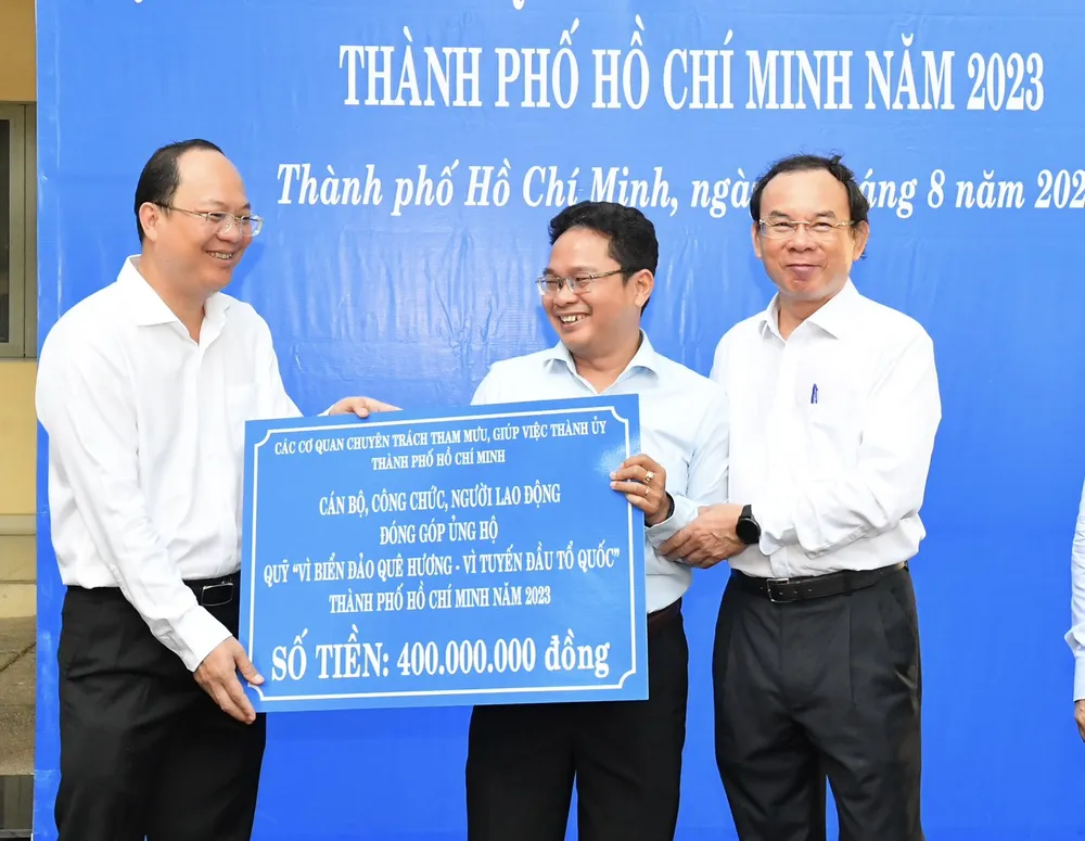 Bí thư Thành ủy TPHCM Nguyễn Văn Nên và Phó Bí thư Thành ủy TPHCM Nguyễn Hồ Hải trao bảng tượng trưng ủng hộ Quỹ “Vì biển đảo quê hương - Vì tuyến đầu Tổ quốc” TPHCM đến Phó Chủ tịch Uỷ ban MTTQ Việt Nam TPHCM Phạm Minh Tuấn. Ảnh VIỆT DŨNG