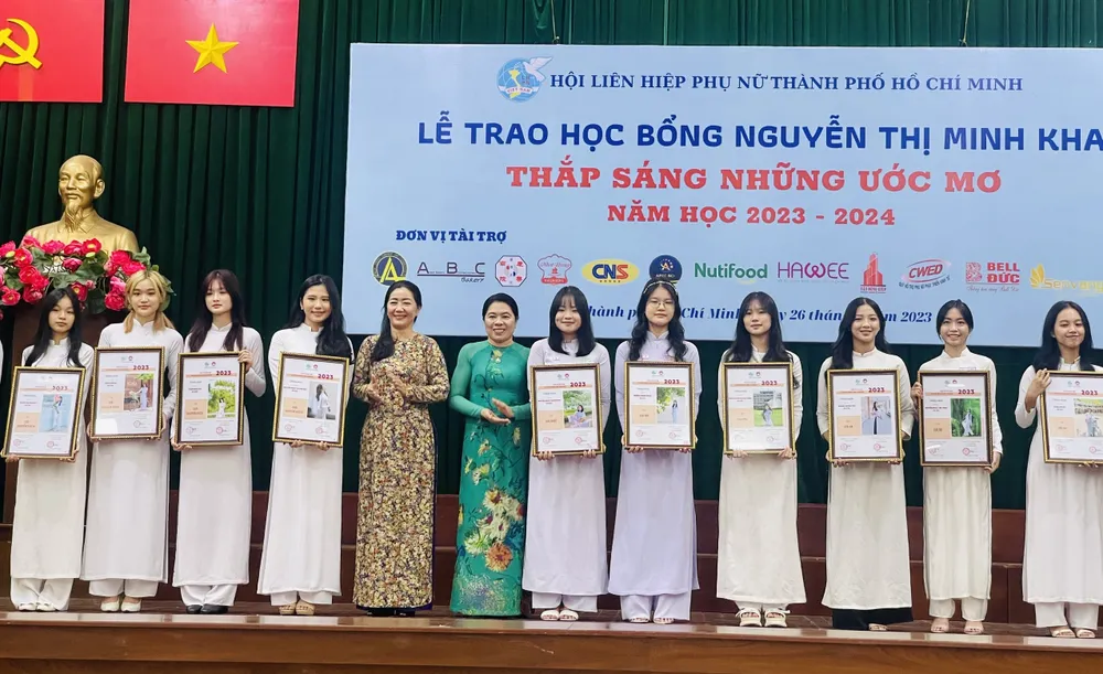 Phó Trưởng ban Thường trực Ban Dân vận Thành ủy TPHCM Nguyễn Thị Bạch Mai và Chủ tịch Hội LHPN TPHCM Nguyễn Trần Phượng Trân trao giải cuộc thi ảnh đẹp áo dài online Phó Trưởng ban Thường trực Ban Dân vận Thành ủy TPHCM Nguyễn Thị Bạch Mai và Chủ tịch Hội LHPN TPHCM Nguyễn Trần Phượng Trân trao giải cuộc thi ảnh đẹp áo dài online