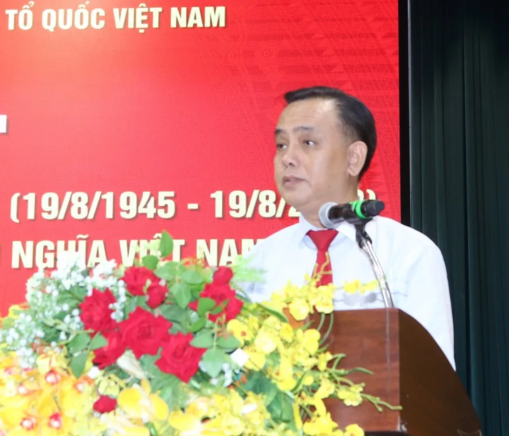 Chủ tịch UBND quận Phú Nhuận Nguyễn Đông Tùng phát biểu ôn lại truyền thống tại buổi họp mặt