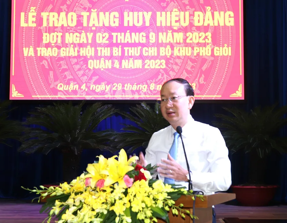 Đồng chí Nguyễn Quốc Thái phát biểu chúc mừng các đảng viên nhận Huy hiệu Đảng đợt 2-9