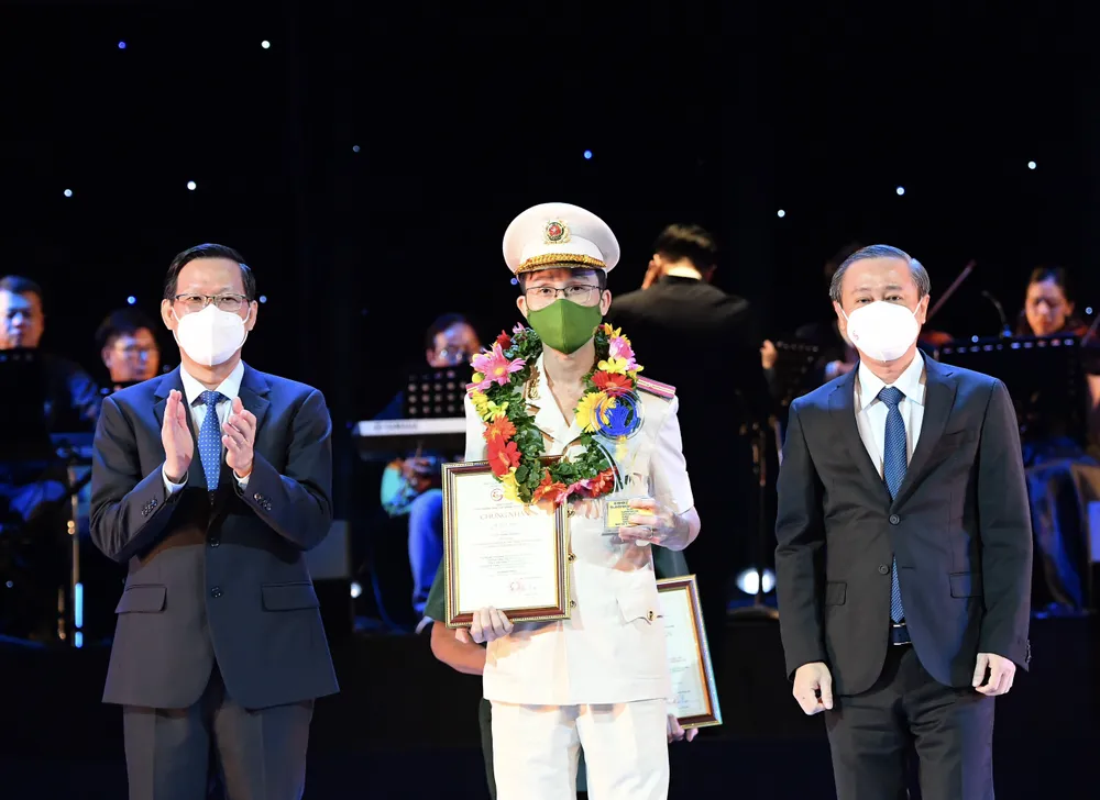 Chủ tịch UBND TPHCM Phan Văn Mãi chúc mừng công trình đạt Giải thưởng Sáng tạo TPHCM lần 2. Ảnh VIỆT DŨNG Chủ tịch UBND TPHCM Phan Văn Mãi chúc mừng công trình đạt Giải thưởng Sáng tạo TPHCM lần 2. Ảnh VIỆT DŨNG