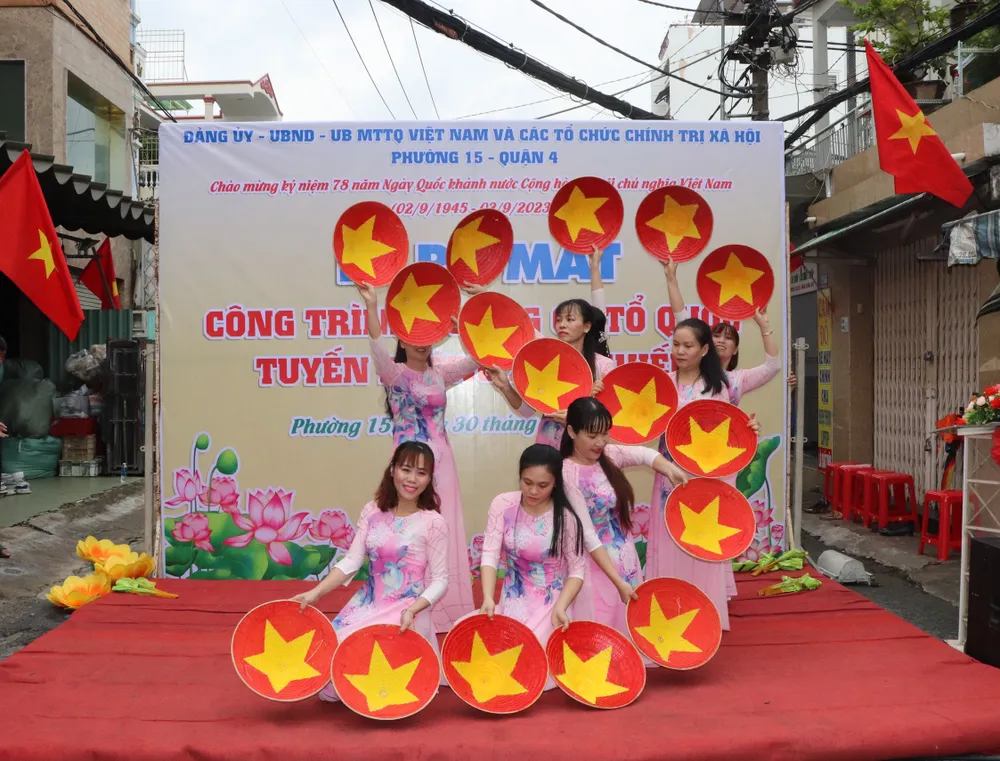 Tiết mục biểu diễn văn nghệ trong ngày ra mắt tuyến &quot;Đường cờ Tổ quốc&quot; tại đường Xóm Chiếu