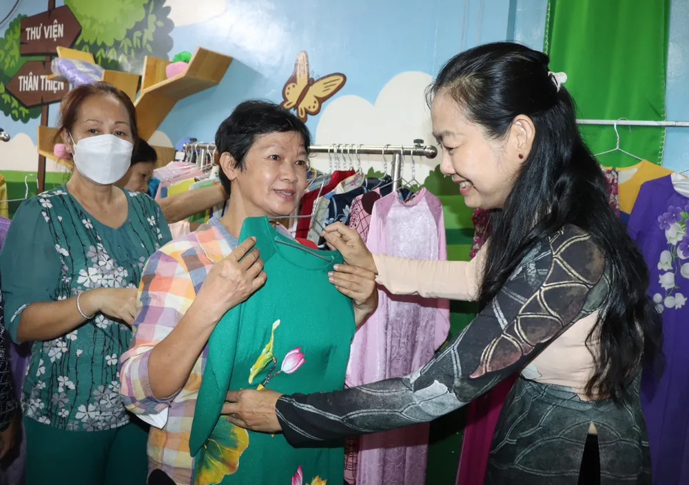 Nhiều phụ nữ có hoàn cảnh khó khăn đến chọn áo dài tại điểm &quot;Áo dài 0 đồng&quot; tại phường 15, quận 4