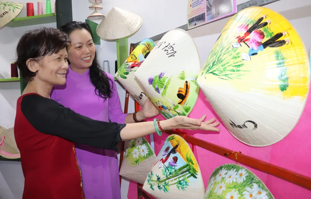 Ngoài áo dài, tại điểm &quot;Áo dài 0 đồng&quot; phường 15 còn có nhiều chiếc nón lá được trang trí xinh đẹp