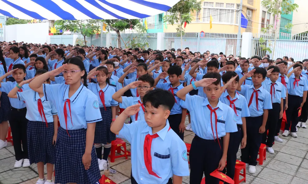 Học sinh Trường THCS Cầu Kiệu thực hiện nghi thức chào cờ Học sinh Trường THCS Cầu Kiệu thực hiện nghi thức chào cờ