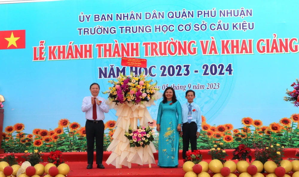 Phó Chủ tịch UBND TPHCM Dương Anh Đức tặng hoa chúc mừng khai giảng năm học mới tại Trường THCS Cầu Kiệu