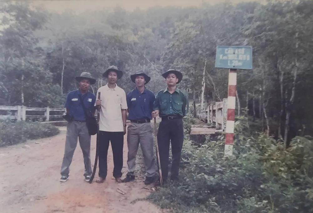 Ban Chỉ huy Chiến dịch tình nguyện Mùa hè xanh thuộc Thành đoàn TPHCM đi thăm các chiến sĩ tình nguyện Trường Đại học Mở và Trường Đại học Y dược TPHCM tại mặt trận đường Hồ Chí Minh, cung đường TNXP Hiên - Thạnh Mỹ (Quảng Nam) trong Chiến dịch tình nguyện Mùa hè xanh tháng 8-2000. Ảnh: Tư liệu Ban Chỉ huy Chiến dịch tình nguyện Mùa hè xanh thuộc Thành đoàn TPHCM đi thăm các chiến sĩ tình nguyện Trường Đại học Mở và Trường Đại học Y dược TPHCM tại mặt trận đường Hồ Chí Minh, cung đường TNXP Hiên - Thạnh Mỹ (Quảng Nam) trong Chiến dịch tình nguyện Mùa hè xanh tháng 8-2000. Ảnh: Tư liệu